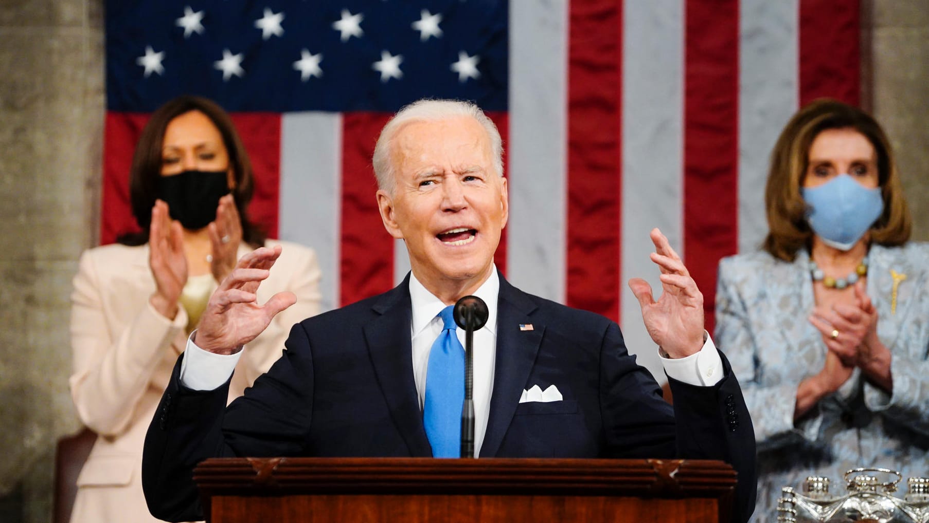 Präsident Biden (vor Vizepräsidentin Harris und Repräsentantenhaus-Sprecherin Pelosi): "Amerika ist wieder in Bewegung."