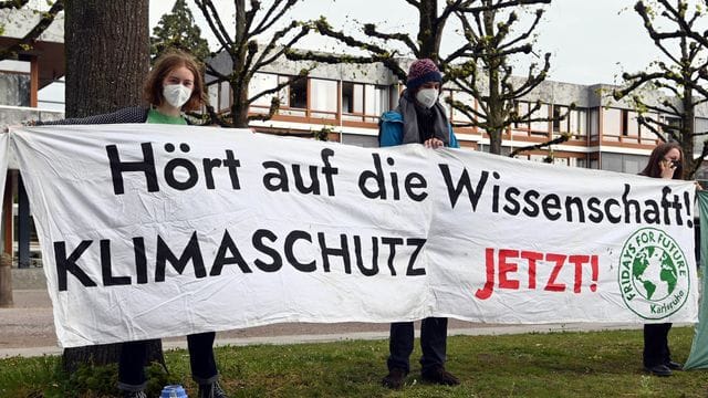 Mitglieder der Karlsruher Gruppe von Fridays for Future vor dem Bundesverfassungsgericht. Mitglieder der Karlsruher Gruppe von Fridays for Future vor dem Bundesverfassungsgericht.