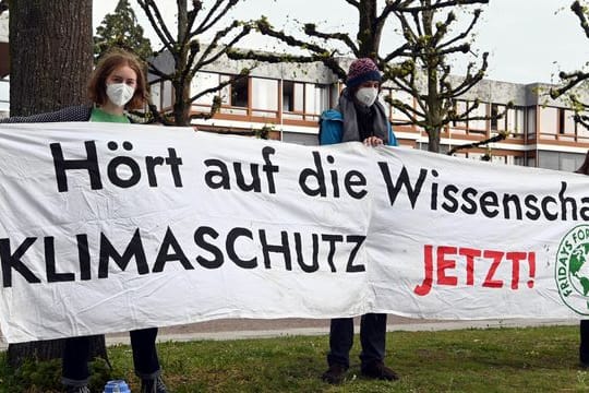 Mitglieder der Karlsruher Gruppe von Fridays for Future vor dem Bundesverfassungsgericht.