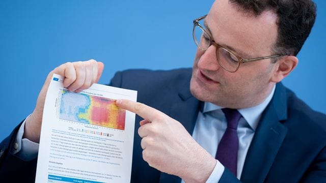 Jens Spahn, Bundesminister für Gesundheit, während einer Pressekonferenz zur weiteren Entwicklung in der Corona-Pandemie.