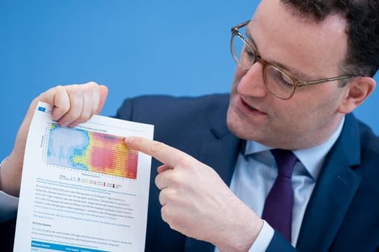 Jens Spahn, Bundesminister für Gesundheit, während einer Pressekonferenz zur weiteren Entwicklung in der Corona-Pandemie.