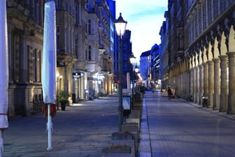 Menschenleere Fußgängerzone in der Hamburger Innenstadt: Die Sieben-Tage-Inzidenz ist in Deutschland gesunken.