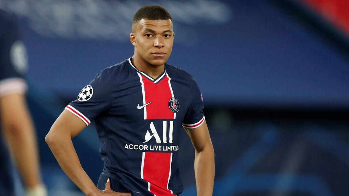 Kylian Mbappé: Der PSG-Star schaut nach Abpfiff enttäuscht, sein Team hat gegen Manchester City das Halbfinal-Hinspiel verloren.