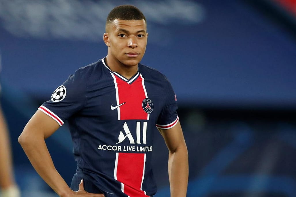 Kylian Mbappé: Der PSG-Star schaut nach Abpfiff enttäuscht, sein Team hat gegen Manchester City das Halbfinal-Hinspiel verloren.