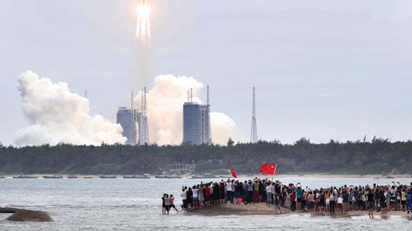 Schaulustige verfolgen den Start der Rakete vom Typ "Langer-Marsch-5B-Y2" von der Wenchang Spacecraft Launch Site in Hainan.