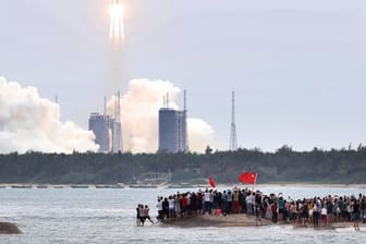 Schaulustige verfolgen den Start der Rakete vom Typ "Langer-Marsch-5B-Y2" von der Wenchang Spacecraft Launch Site in Hainan.
