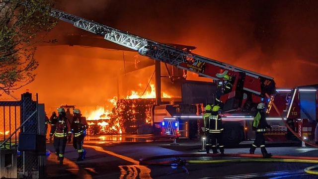 Feuerwehrleute im Kampf gegen die Flammen.