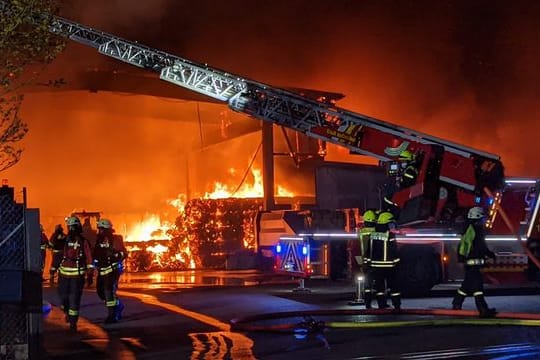 Feuerwehrleute im Kampf gegen die Flammen.