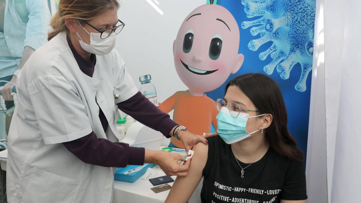 Eine Schülerin wird geimpft: In anderen Ländern wie Israel erhalten Jugendliche bereits eine Corona-Impfung.