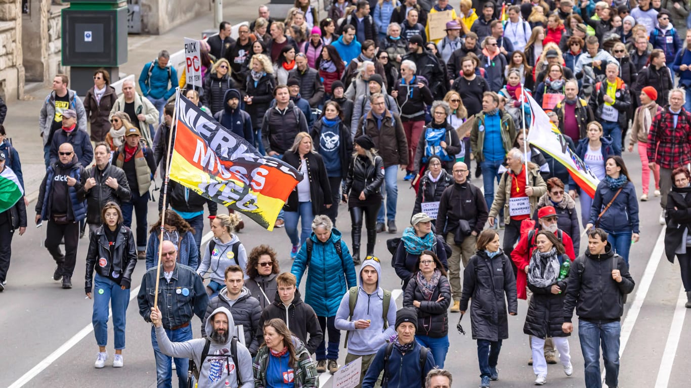 "Querdenker"-Demonstration: Teile der Bewegung stehen nun bundesweit unter Beobachtung.