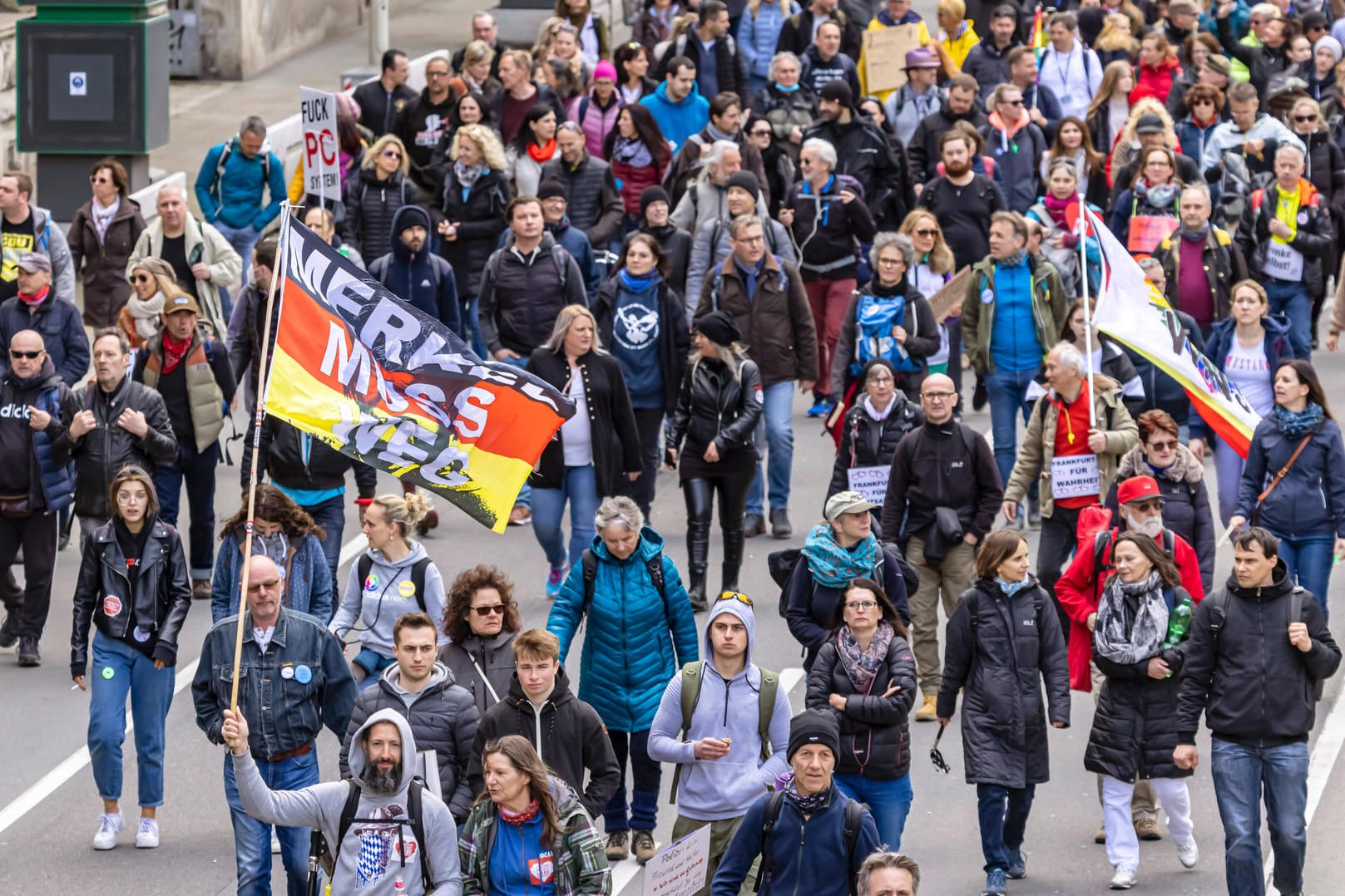 "Querdenker"-Demonstration: Teile der Bewegung stehen nun bundesweit unter Beobachtung.