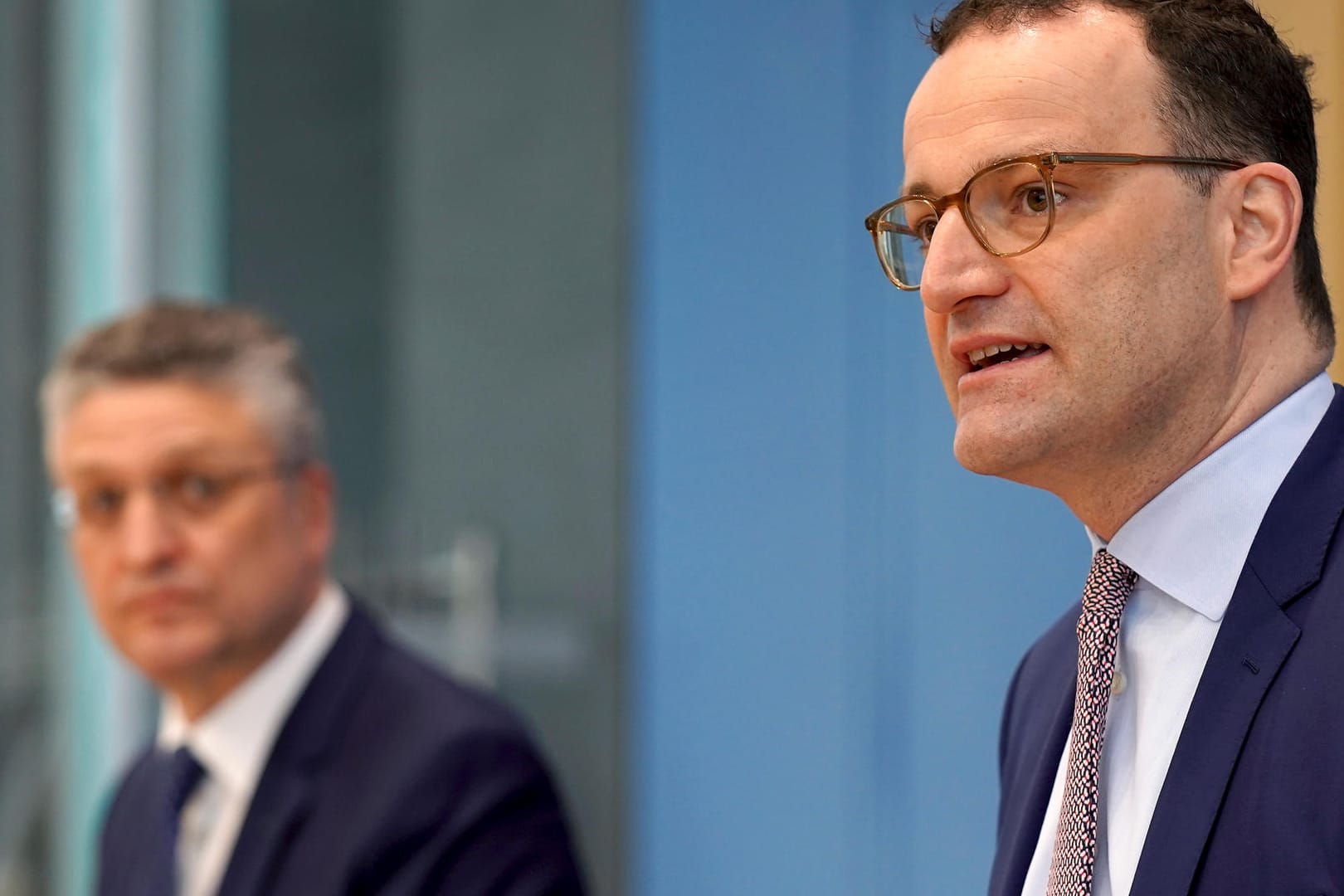 Jens Spahn (rechts) und Lothar Wieler: Am Donnerstag meldete das RKI 24.736 Corona-Neuinfektionen (Archivbild).