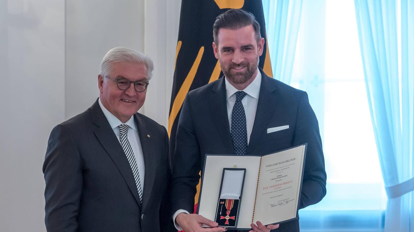 Christoph Metzelder (r.) 2017 neben Frank-Walter Steinmeier bei der Auszeichnung mit dem Bundesverdienstkreuz.