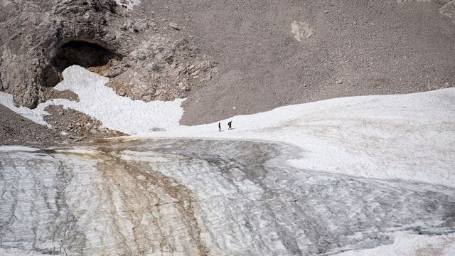 Ausflügler auf der Zugspitze bei einem Spaziergang über den Gletscher in Garmisch-Partenkirchen. Ausflügler auf der Zugspitze bei einem Spaziergang über den Gletscher in Garmisch-Partenkirchen.
