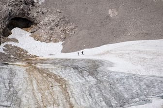 Ausflügler auf der Zugspitze bei einem Spaziergang über den Gletscher in Garmisch-Partenkirchen.