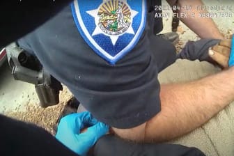 Screenshot der Bodycam: Während der Verhaftung drücken die Polizeibeamten den lateinamerikanischen Mann zu Boden.