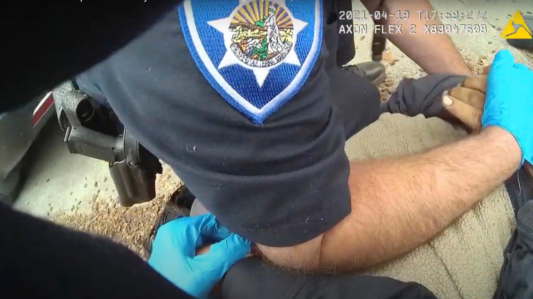 Screenshot der Bodycam: Während der Verhaftung drücken die Polizeibeamten den lateinamerikanischen Mann zu Boden.