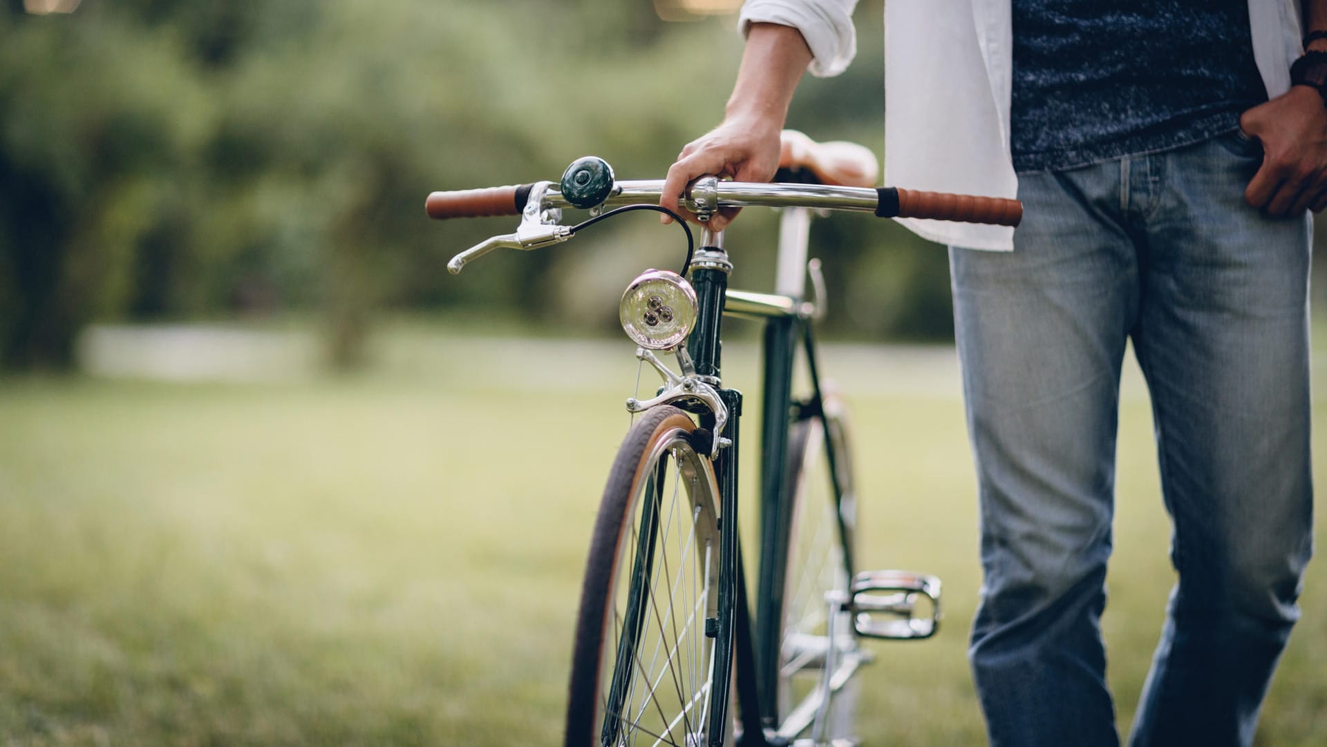 Schieben statt fahren: Bei vergrößerten Hämorrhoiden kann Fahrradfahren sehr unangenehm sein.