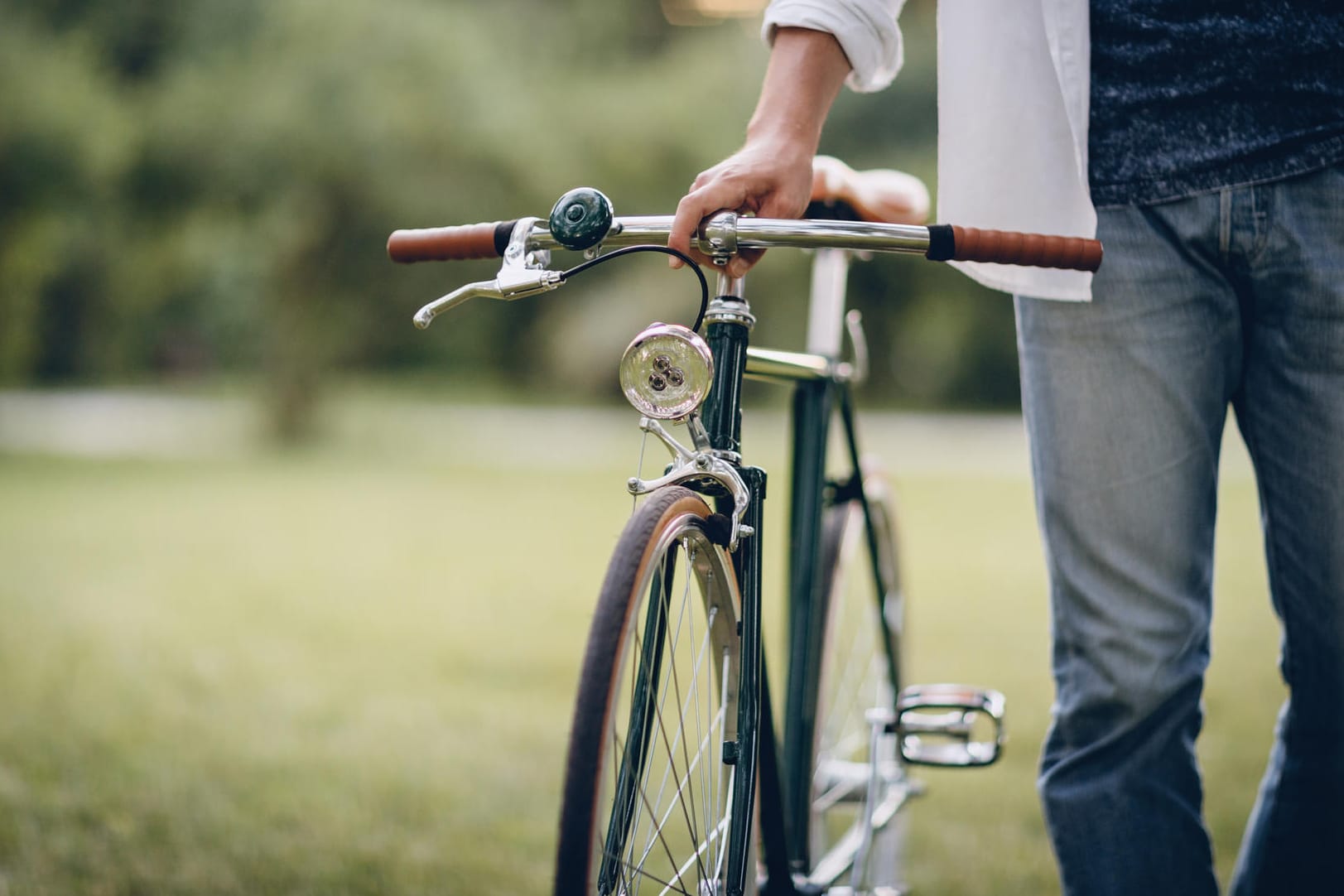 Schieben statt fahren: Bei vergrößerten Hämorrhoiden kann Fahrradfahren sehr unangenehm sein.