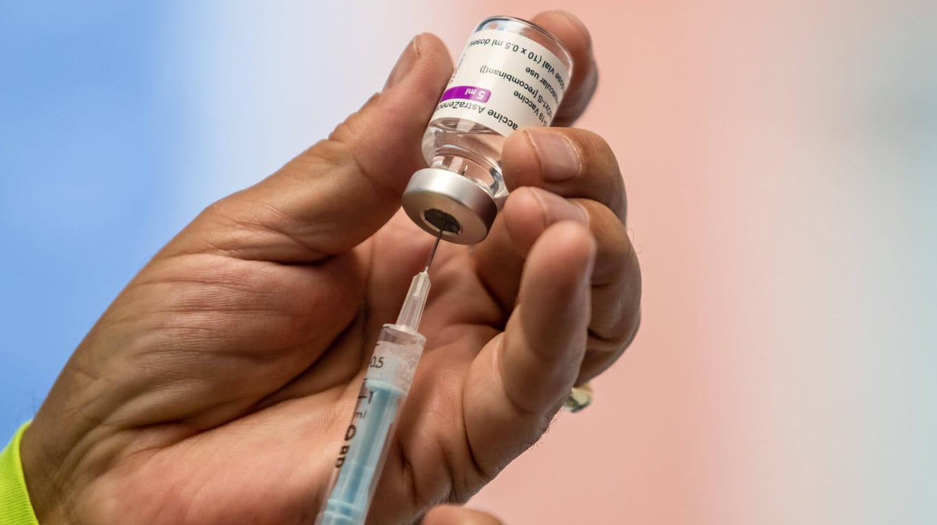 Ein medizinischer Mitarbeiter bereitet eine Impfdosis Astrazeneca vor: In Herford starb eine Frau durch eine Immunreaktion nach dem Verabreichen des Vakzins.