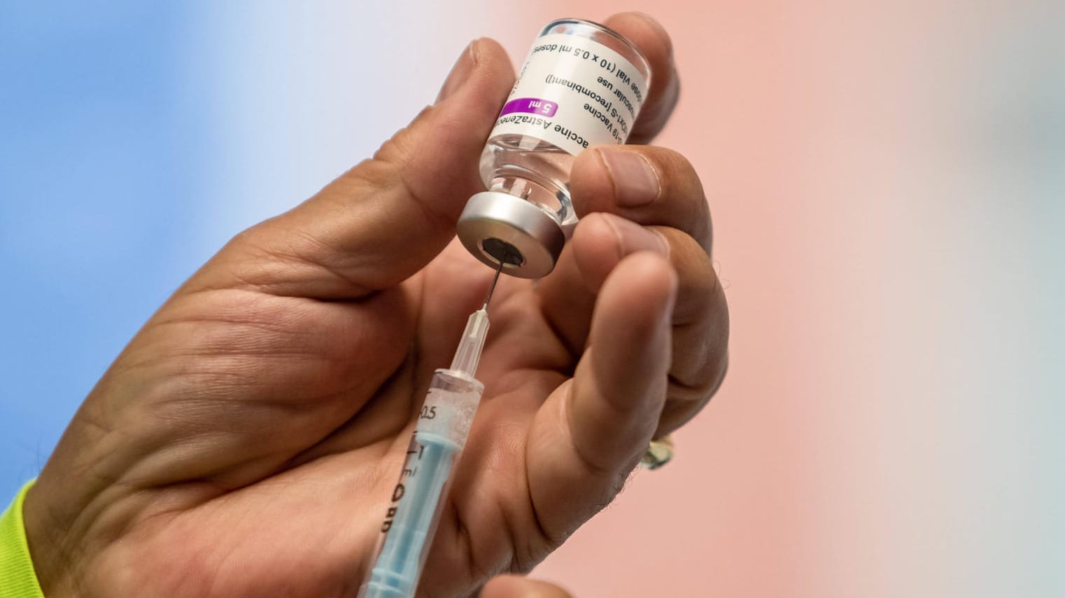 Ein medizinischer Mitarbeiter bereitet eine Impfdosis Astrazeneca vor: In Herford starb eine Frau durch eine Immunreaktion nach dem Verabreichen des Vakzins. Ein medizinischer Mitarbeiter bereitet eine Impfdosis Astrazeneca vor: In Herford starb eine Frau durch eine Immunreaktion nach dem Verabreichen des Vakzins.