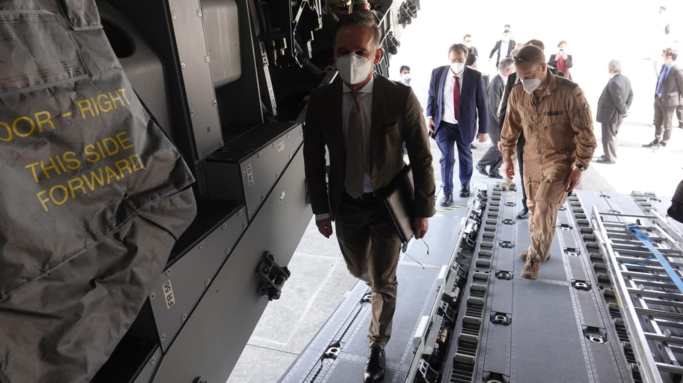 Heiko Maas (SPD) besteigt ein Bundeswehr-Flugzeug: Der deutsche Außenminister will Afghanistan in den Friedensverhandlungen weiterhin unterstützen.