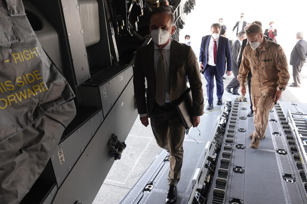 Heiko Maas (SPD) besteigt ein Bundeswehr-Flugzeug: Der deutsche Außenminister will Afghanistan in den Friedensverhandlungen weiterhin unterstützen.