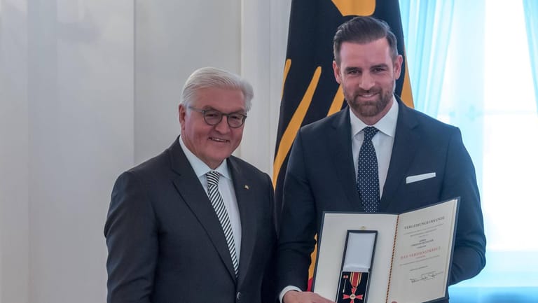 Bundespräsident Frank-Walter Steinmeier verlieh Christoph Metzelder das Bundesverdienstkreuz am Bande.