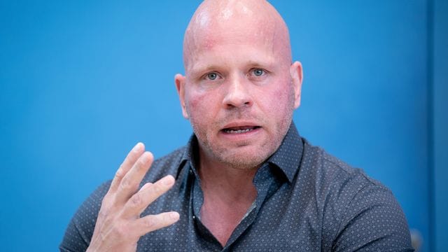 Intensivpfleger Ricardo Lange spricht über seine Arbeot während der Corona-Pandemie. Intensivpfleger Ricardo Lange spricht über seine Arbeot während der Corona-Pandemie.