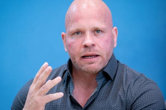 Intensivpfleger Ricardo Lange spricht über seine Arbeot während der Corona-Pandemie.