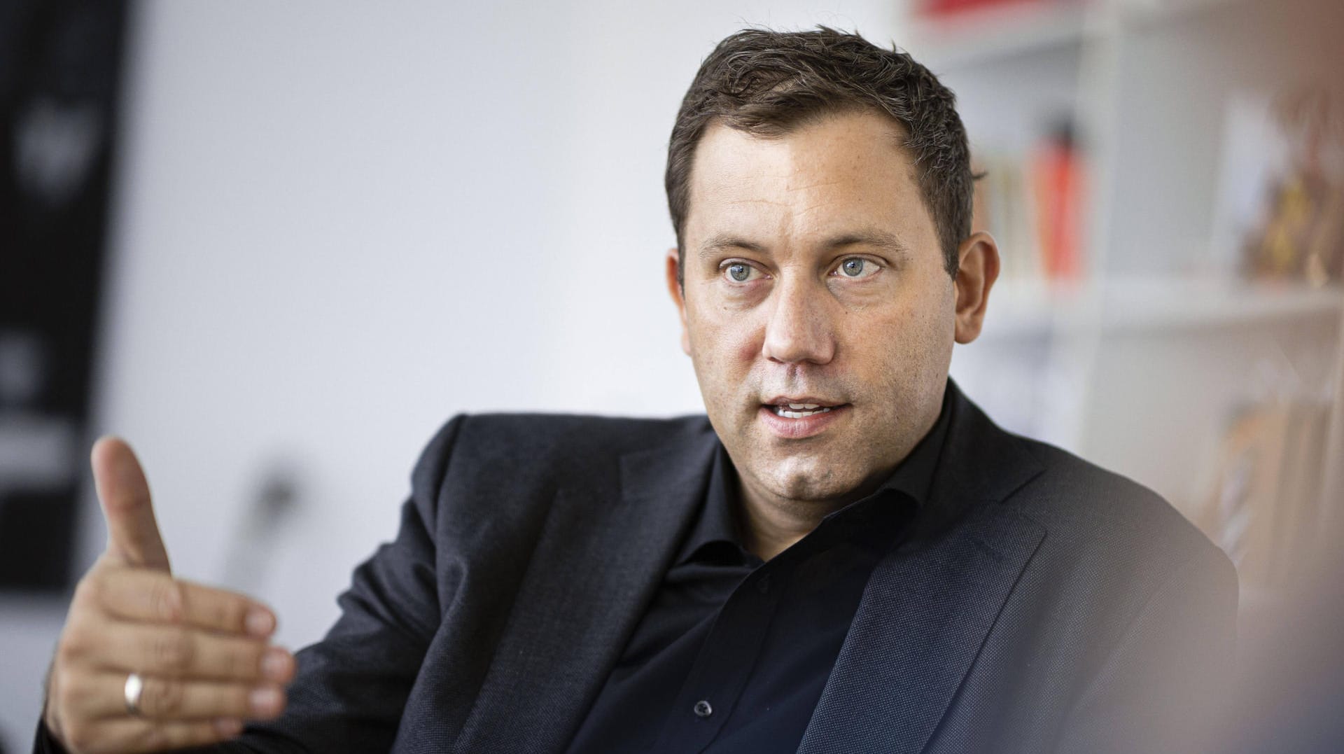 Lars Klingbeil im Gespräch im Willy-Brandt-Haus: Der SPD-Generalsekretär fordert von CDU-Chef Armin Laschet, Hans-Georg Maaßen nicht für die Bundestagswahl zu nominieren (Archivfoto). Lars Klingbeil im Gespräch im Willy-Brandt-Haus: Der SPD-Generalsekretär fordert von CDU-Chef Armin Laschet, Hans-Georg Maaßen nicht für die Bundestagswahl zu nominieren (Archivfoto).