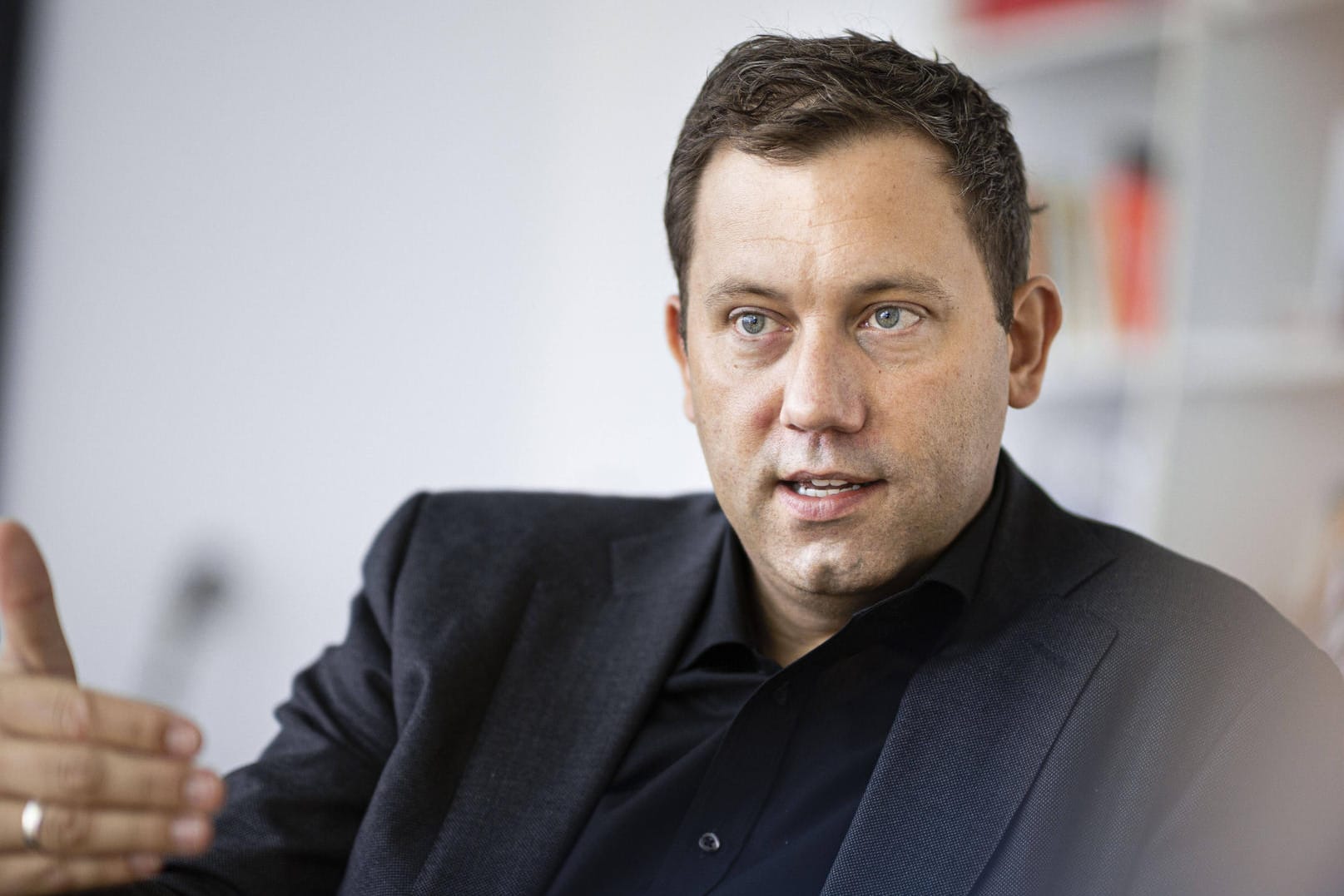 Lars Klingbeil im Gespräch im Willy-Brandt-Haus: Der SPD-Generalsekretär fordert von CDU-Chef Armin Laschet, Hans-Georg Maaßen nicht für die Bundestagswahl zu nominieren (Archivfoto).