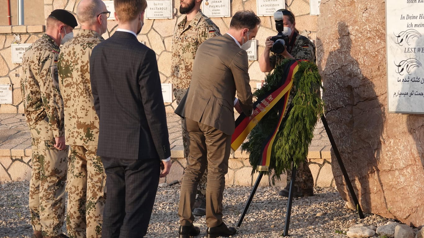 Bundesaußenminister Heiko Maas legt für die gefallenen Soldaten einen Kranz nieder: Aus dem Friedenseinsatz wurde ein Kriegseinsatz.