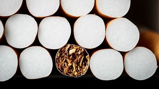 In der EU war vor rund einem Jahr ein Verkaufsverbot für Zigaretten und Drehtabak mit charakteristischen Aromen in Kraft getreten. In der EU war vor rund einem Jahr ein Verkaufsverbot für Zigaretten und Drehtabak mit charakteristischen Aromen in Kraft getreten.
