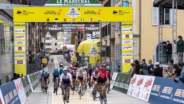 Sonny Colbrelli (vorn,r) aus Italien vom Team Bahrain Victorious freut sich nach seinem Sieg im Ziel der 2.