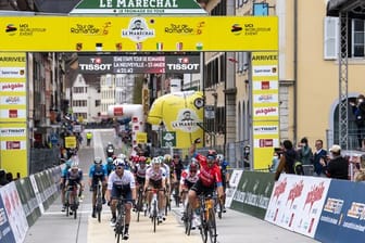 Sonny Colbrelli (vorn,r) aus Italien vom Team Bahrain Victorious freut sich nach seinem Sieg im Ziel der 2.