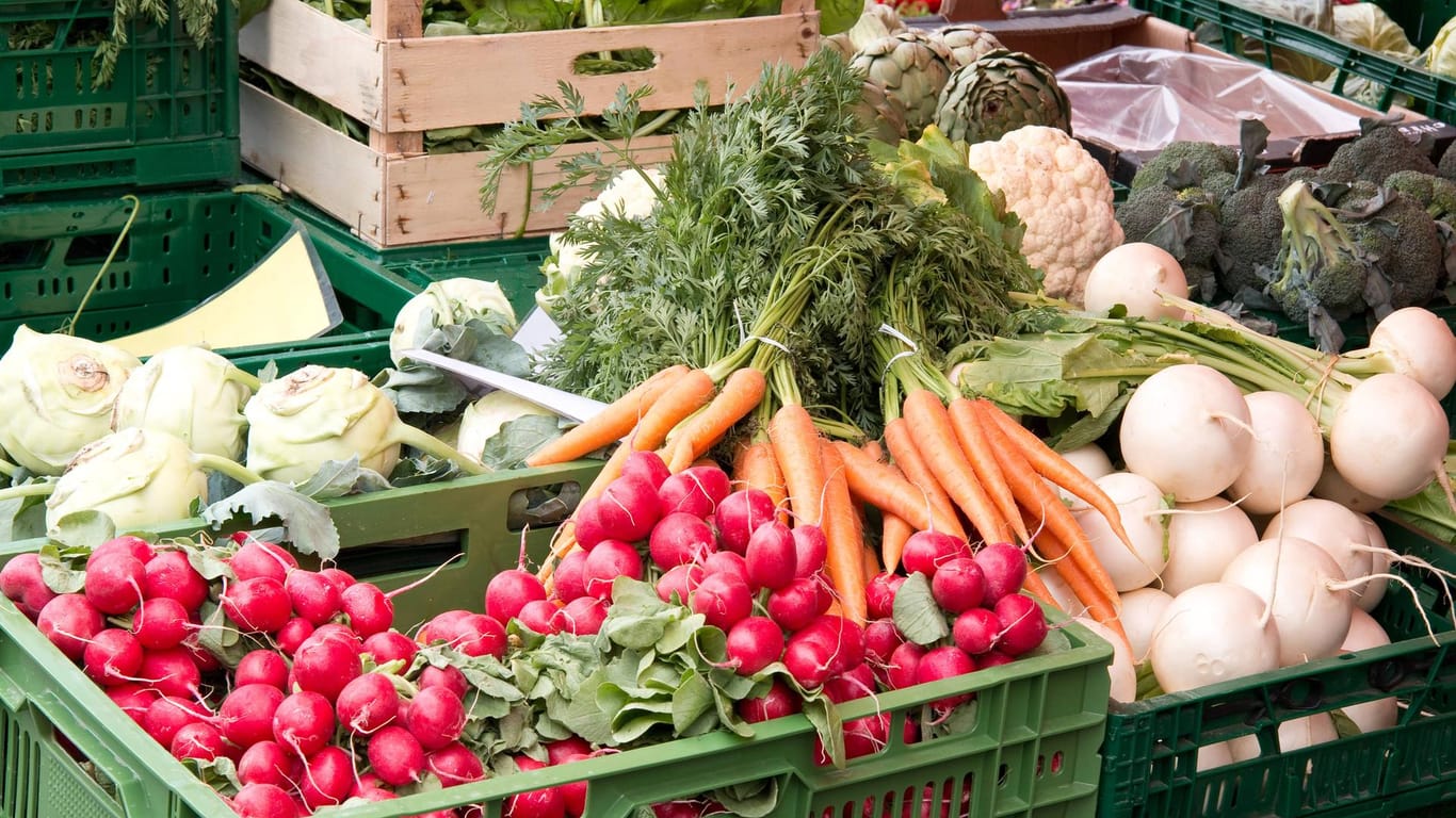 Frisches Gemüse in Kisten (Symbolbild): Die Supermarkt-Genossenschaft will auch unförmiges Gemüse verkaufen, dass in normalen Supermärken nicht verkauft werden kann.