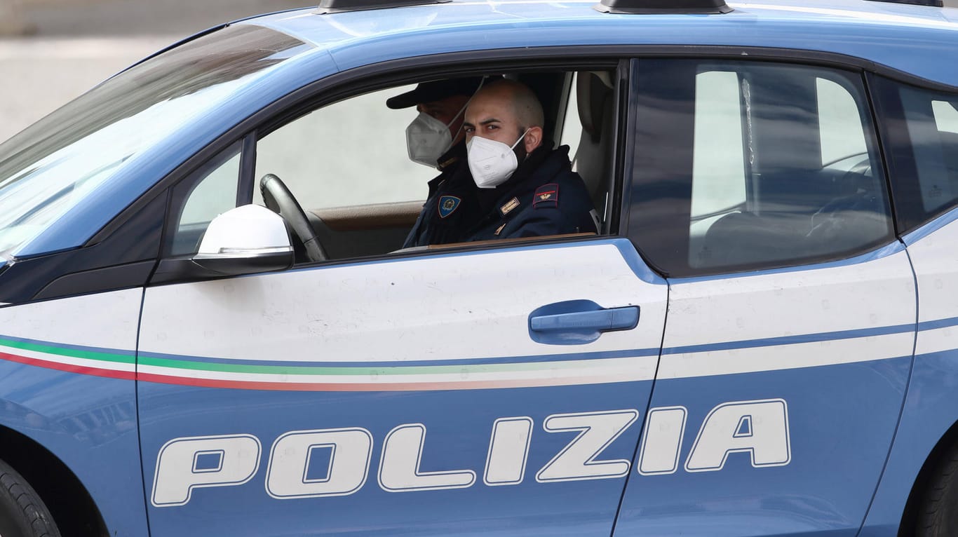 Eine italienische Polizeistreife: Bei einem Raubüberfall auf einen Juwelier in Norditalien konnte der Besitzer zwei der mutmaßlichen Täter tödlich verletzten (Symbolfoto).