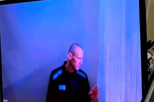 Das von einem Moskauer Bezirksgericht zur Verfügung gestellte Foto zeigt den russischen Oppositionsführer Alexej Nawalny per Videoschalte aus dem Gefängnis.