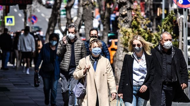 Passanten in einer beliebten Einkaufsstraße in Ankara.