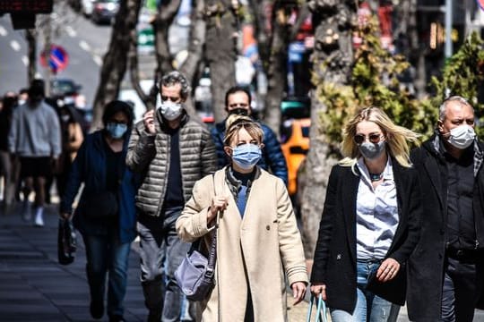 Passanten in einer beliebten Einkaufsstraße in Ankara.