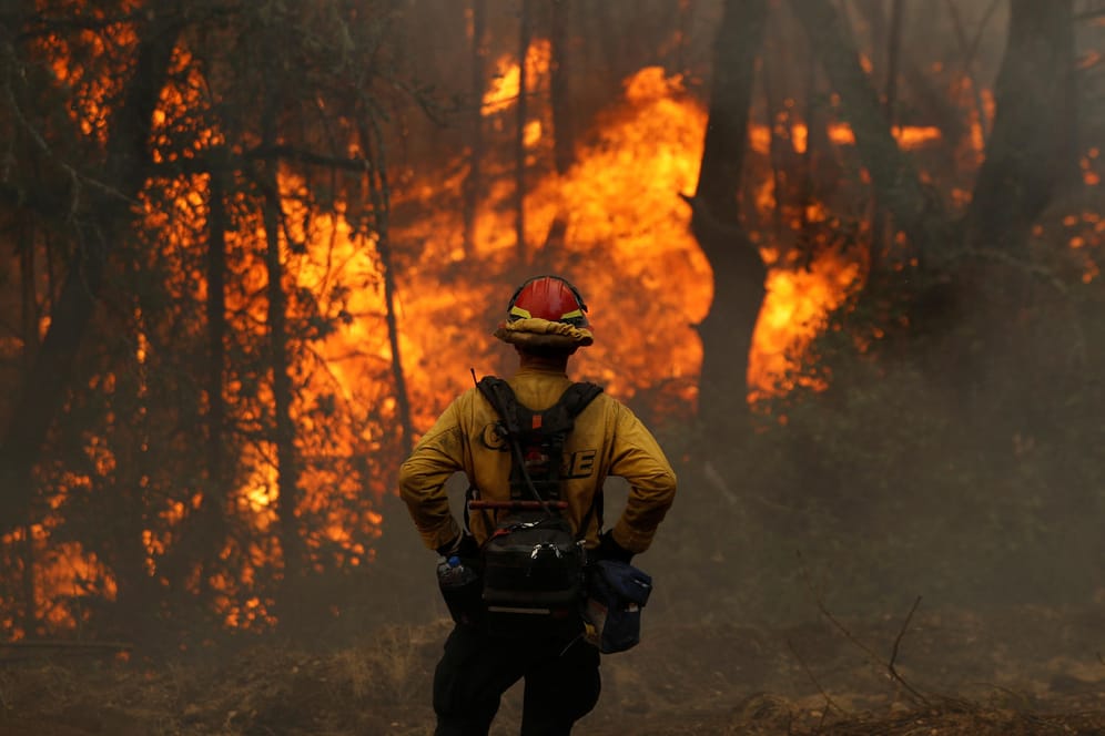 Feuerwehrmann in den Flammen des Waldbrandes in Kalifornien: Die vermisste Frau war mit dem mutmaßlichen Brandstifter zwei Tage zuvor auf ein Date gegangen und dann nicht zurückgekehrt.