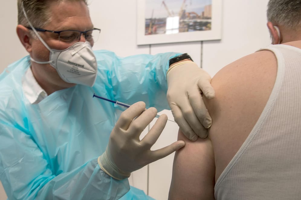 Eine Corona-Impfung in Ehingen in Baden-Württemberg: Laut einem Gesetzesentwurf sollen Geimpfte in Deutschland künftig Sonderrechte erhalten.