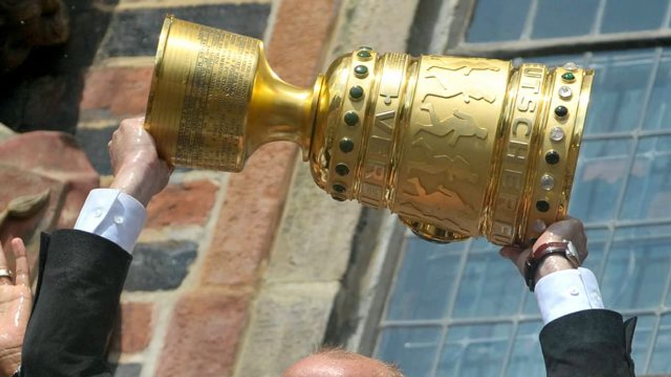Der damalige Werder-Trainer Thomas Schaaf feiert auf dem Balkon des Bremer Rathhauses mit dem DFB-Pokal.