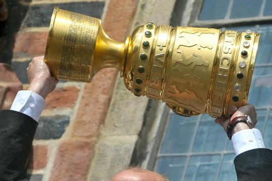 Der damalige Werder-Trainer Thomas Schaaf feiert auf dem Balkon des Bremer Rathhauses mit dem DFB-Pokal.