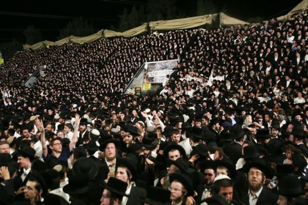 Menschen während der Feier des jüdischen Feiertags Lag Baomer auf dem Berg Meron.