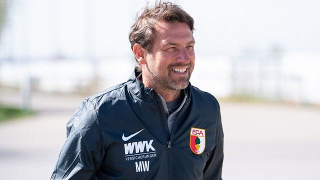 Der neue Chef-Trainer vom FC Augsburg: Markus Weinzierl kommt zum Training. Der neue Chef-Trainer vom FC Augsburg: Markus Weinzierl kommt zum Training.