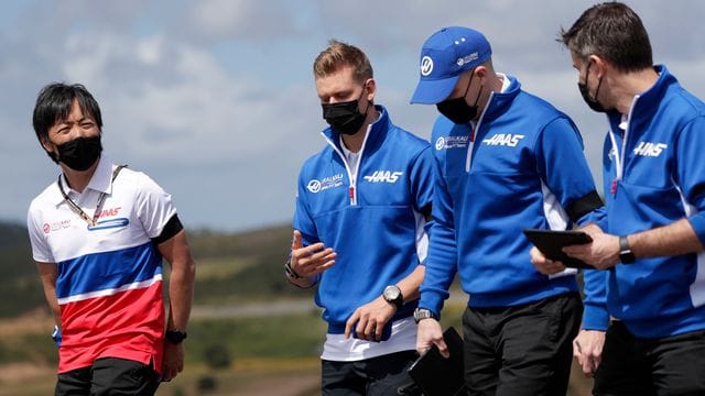 Mick Schumacher (l) inspiziert mit Kollegen vom Team Haas die Rennstrecke in Portugal.