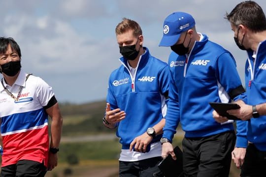 Mick Schumacher (l) inspiziert mit Kollegen vom Team Haas die Rennstrecke in Portugal.