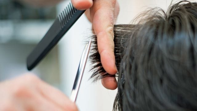 Im Friseurgewerbe liegt das mittlere Einkommen bei 1680 Euro brutto im Monat. Im Friseurgewerbe liegt das mittlere Einkommen bei 1680 Euro brutto im Monat.